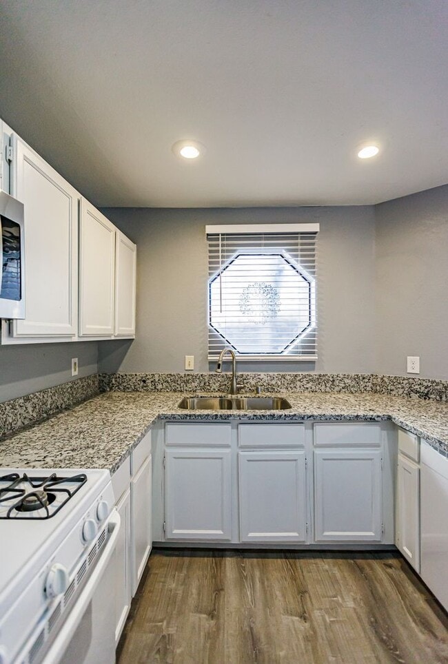 Building Photo - Downstairs Condo with Lots of Upgrades