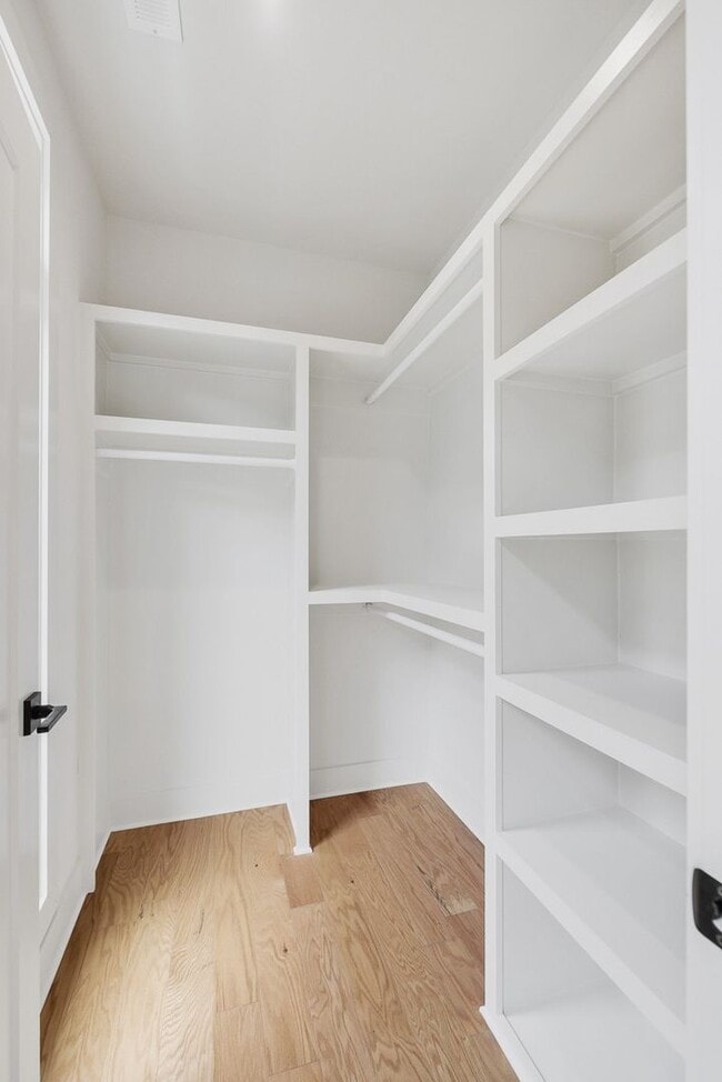 Building Photo - Stunning End Unit Townhome in Salemtown