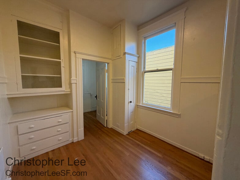 Building Photo - 2211 Pine St