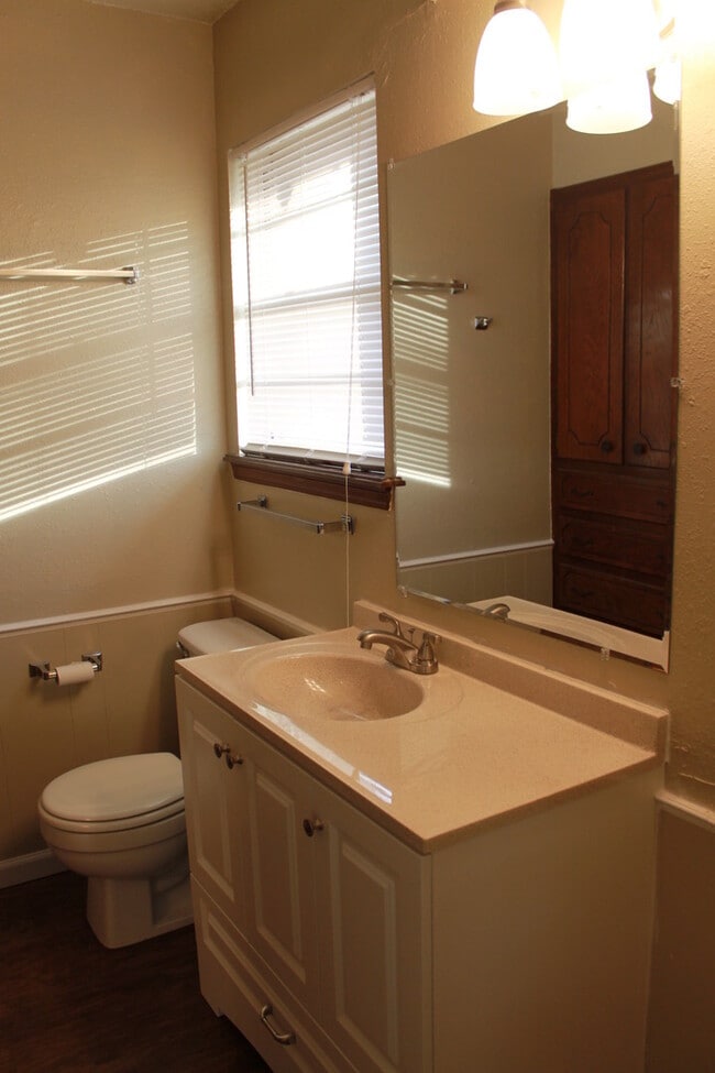 Building Photo - Move in Special!!  $500 off 2nd Month's rent!