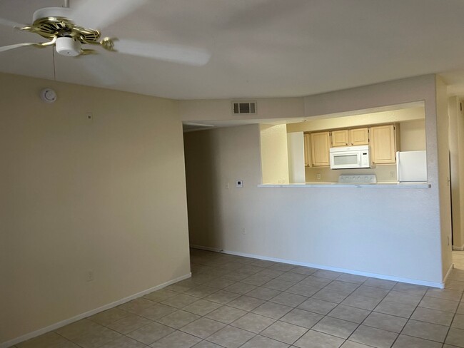 Building Photo - 1 bathroom condo located in the desirable ...