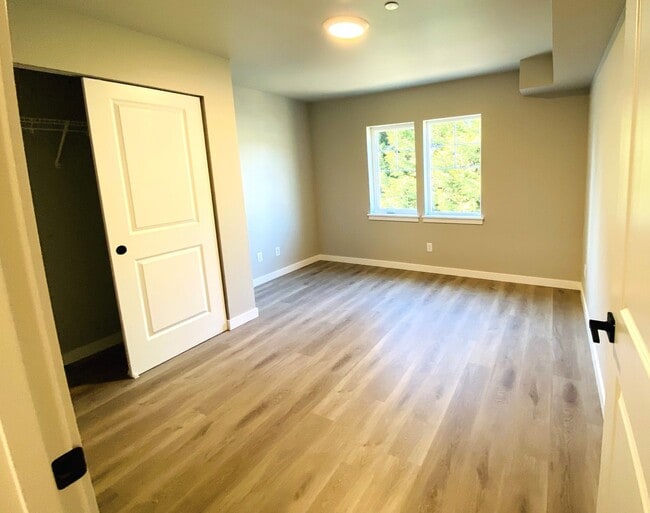 Building Photo - Newer Two Bedroom Apartment!