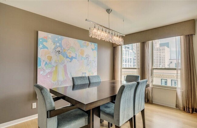 Building Photo - Spacious condo at the iconic Watermark Towers