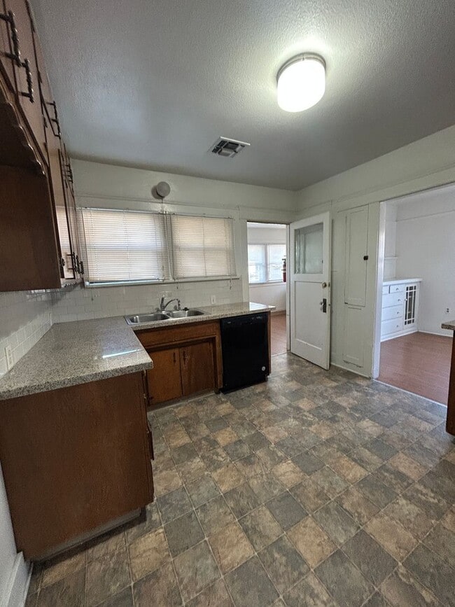 Building Photo - Centrally Located Cottage