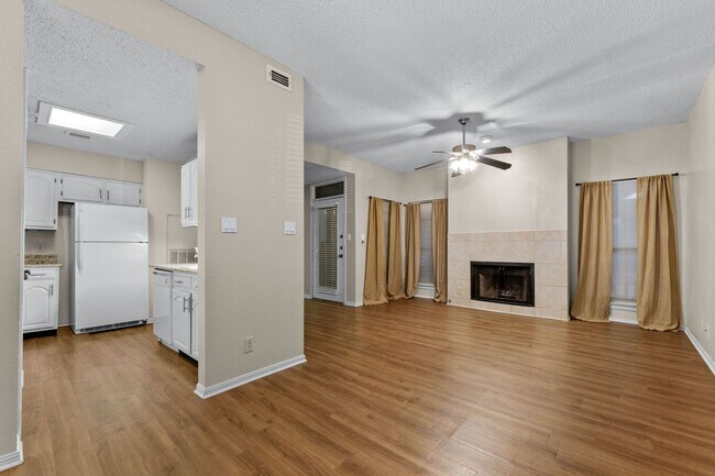 Building Photo - IMMEDIATE MOVE IN: West Campus 2 Bed/2 Bath