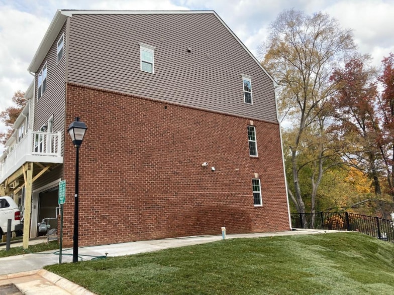 Building Photo - 4019 Holcomb Wy