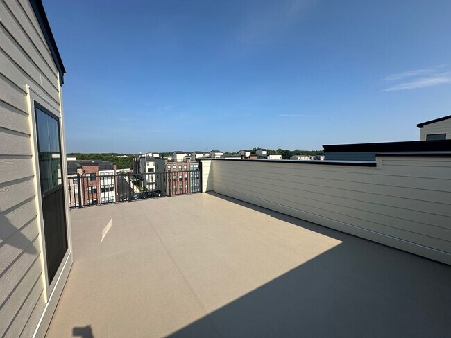 Building Photo - For Rent: Luxurious Short Pump Condo at Ga...