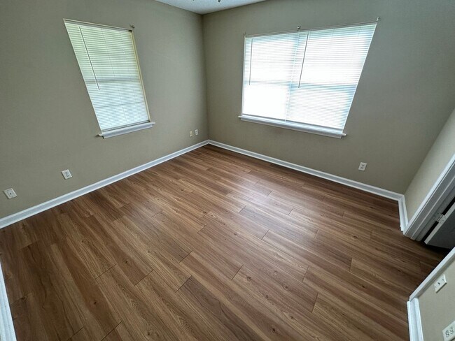Building Photo - 5 Crosswinds Dr