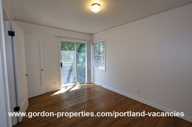 Building Photo - SE 57th Ave - 5 bedroom home with fireplac...