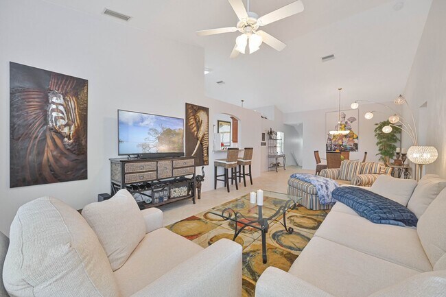 Building Photo - NOW AVAILABLE - Gorgeous Condo in Huntington Lakes!