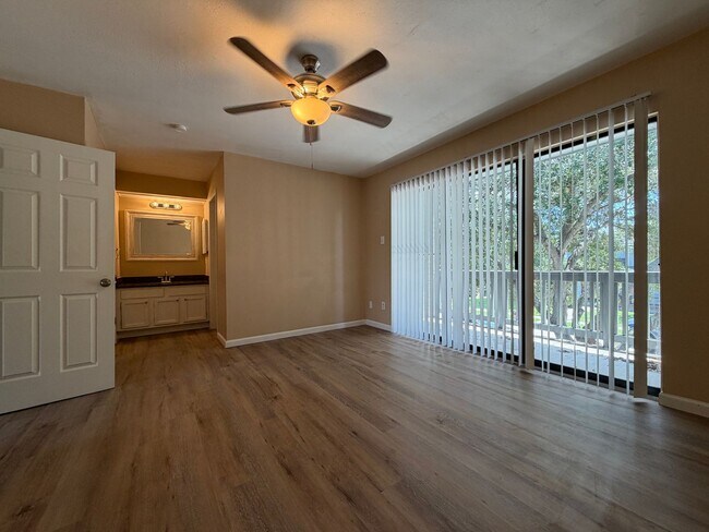 Building Photo - South Side Two Story Townhome!!