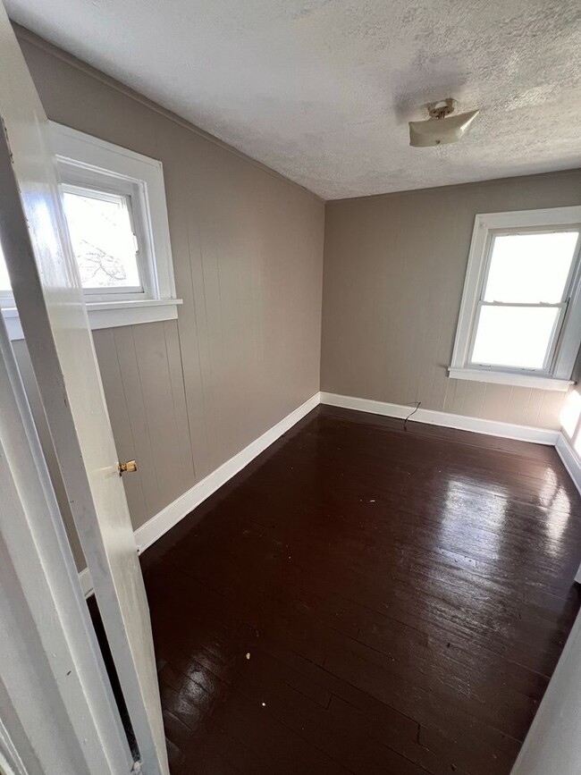 Building Photo - Section 8 Accepted: Affordable 3 Bed, 1.5 ...