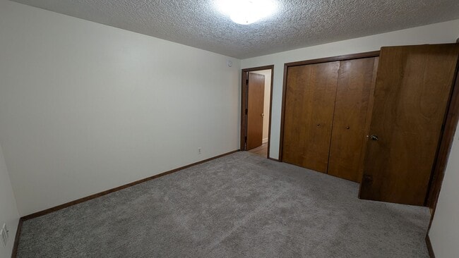 Building Photo - 2 bedroom 1 bath duplex