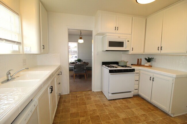 Building Photo - Charming Midtown Ventura Home- 3 Bedroom + 1.75 Bath