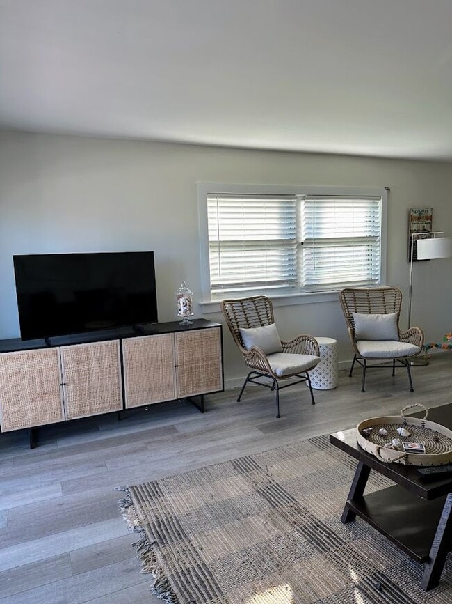 Building Photo - Oceanfront 2/1 furnished Condo