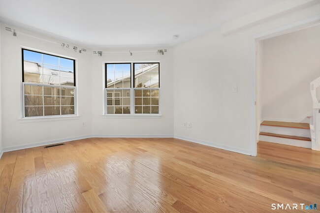 Building Photo - 132 Hope St