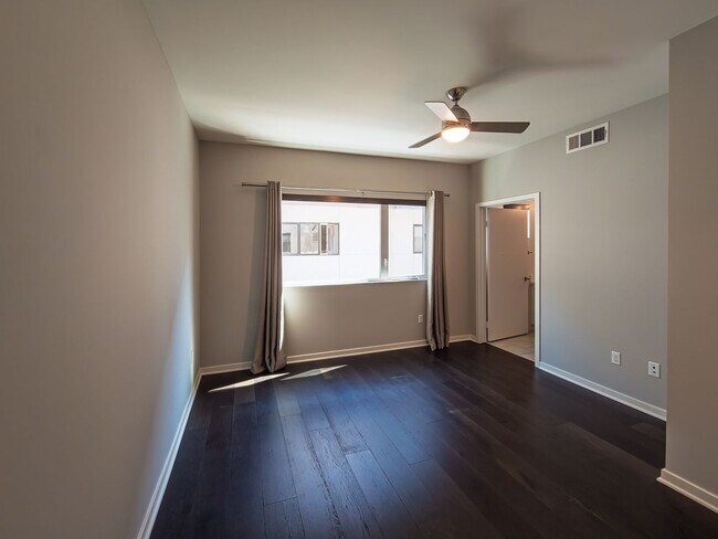 Building Photo - Luxury Townhome Centrally Located in Silver Lake!