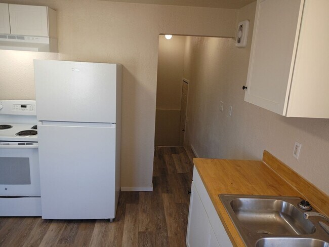 Building Photo - NE Spokane 2 bedroom apartment (Fresh paint and flooring)