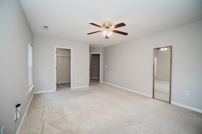 Building Photo - 139 Old Tree Rd