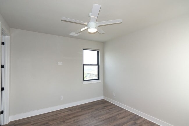 Building Photo - 2802 Lawrence Dr