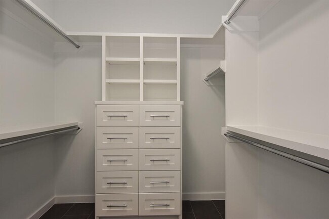 Building Photo - 713 James St