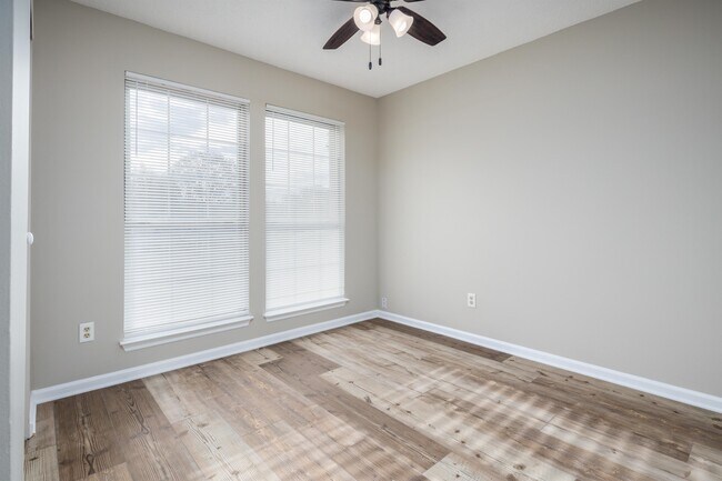 Building Photo - 117 Willow Bluff Dr