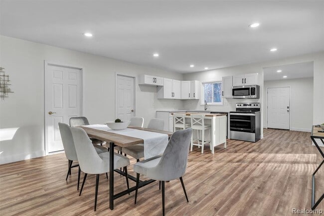 Building Photo - 8165 Leonard Dr