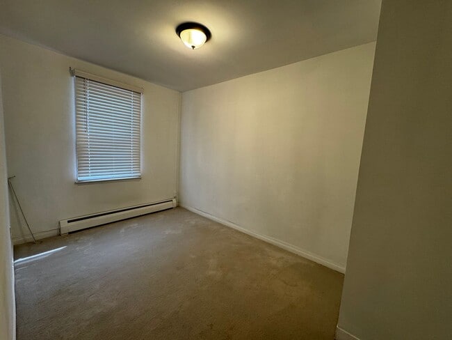 Building Photo - 3 Bedroom Row Home