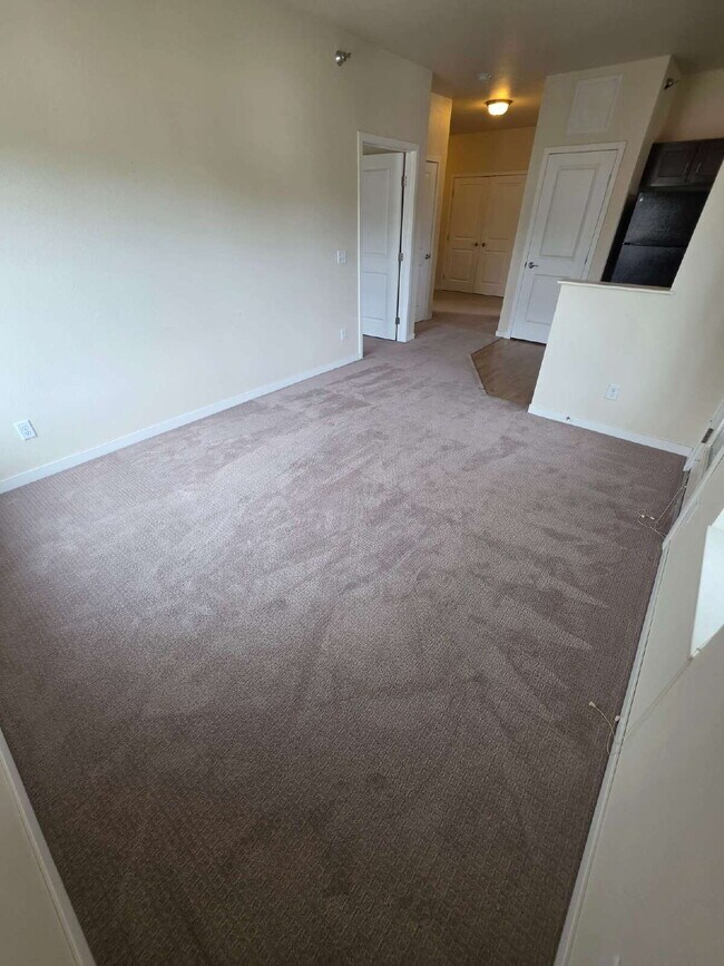 Building Photo - 2 Bedroom | 1 Bathroom 3rd Floor Apartment Available RIGHT NOW!