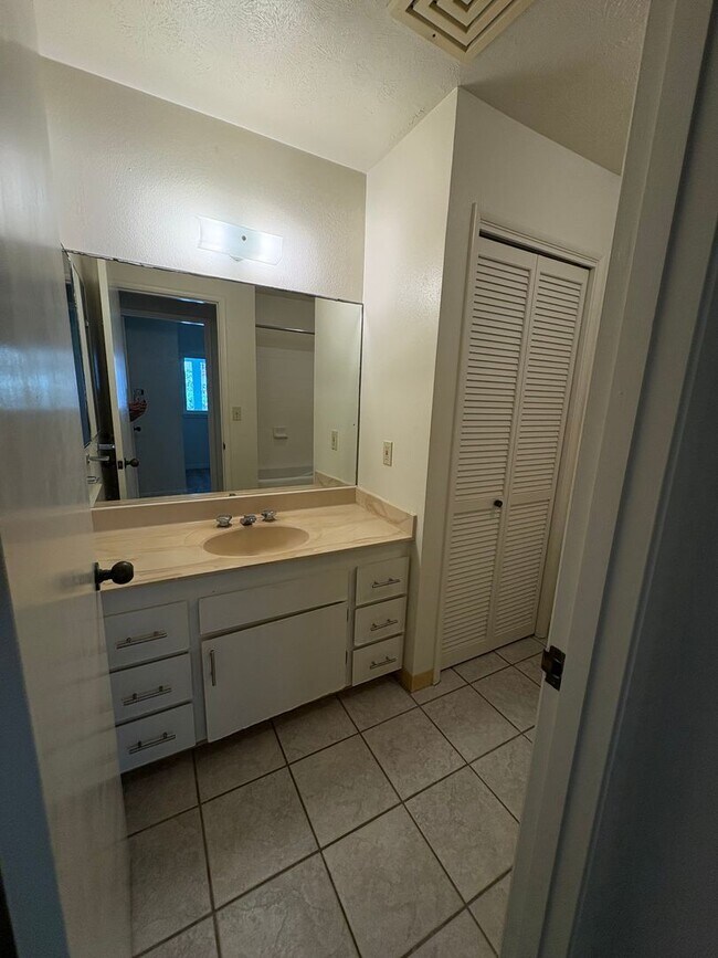 Building Photo - $3,000 / 2-BR / 2-BATH Townhouse with 1 pa...