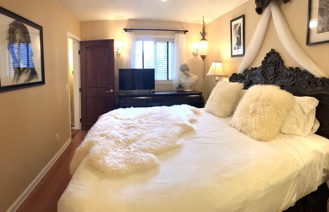 Building Photo - 4028 Beach Dr SW