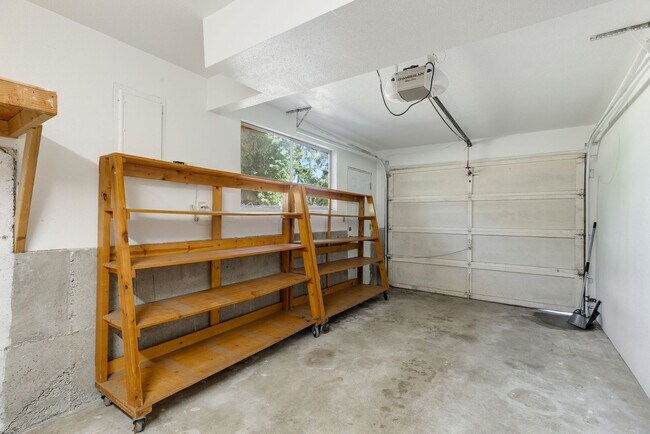 Building Photo - Huge fully fenced dog yard! RV/Boat extra parking! 4 bdrm 2.25 bath. Minutes to I-5, Everett Mall...