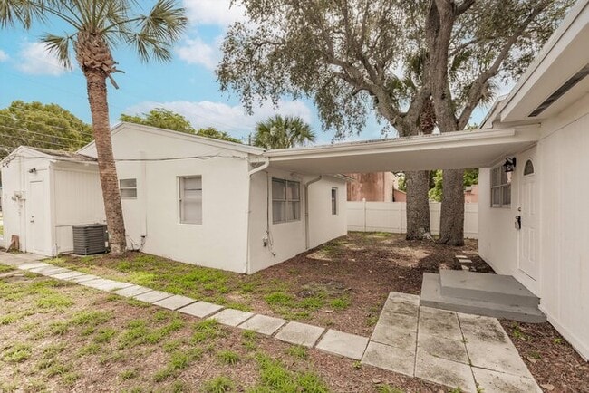 Building Photo - TWO BEDROOM CHARMER IN WEST PALM BEACH