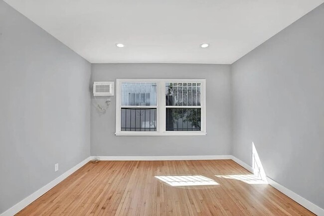 Building Photo - 300 S Doheny Dr