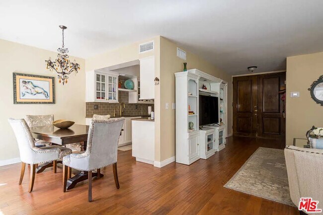 Building Photo - 5870 Green Valley Cir