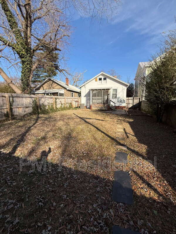 Building Photo - 608 W 19th St