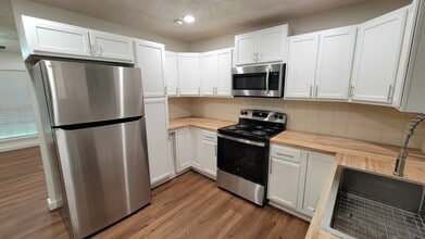 Building Photo - 2100 Hill Top Ct