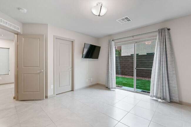 Building Photo - stunning 3-bedroom, 2.5-bathroom Tri Level Home