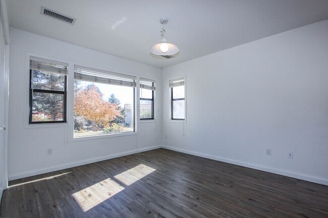 Building Photo - Cliff Rose - 3 Bedroom and 2 Bathroom