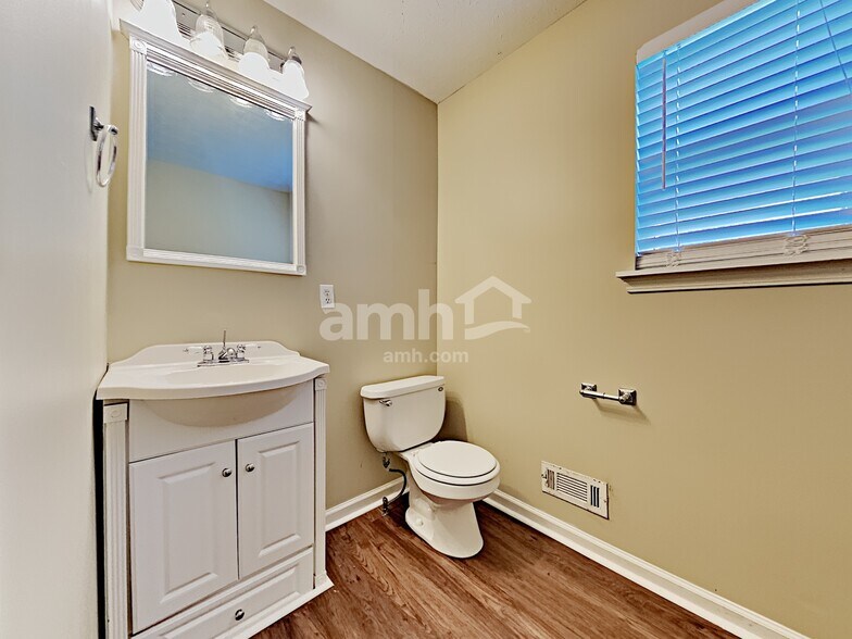 Building Photo - 227 Starlyn Dr