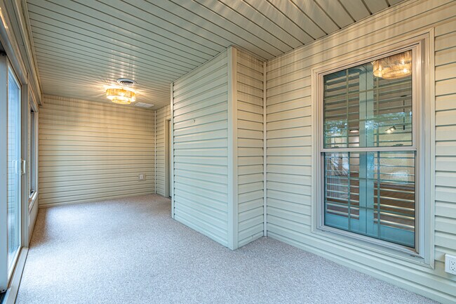 Building Photo - 632 Applegate Ln