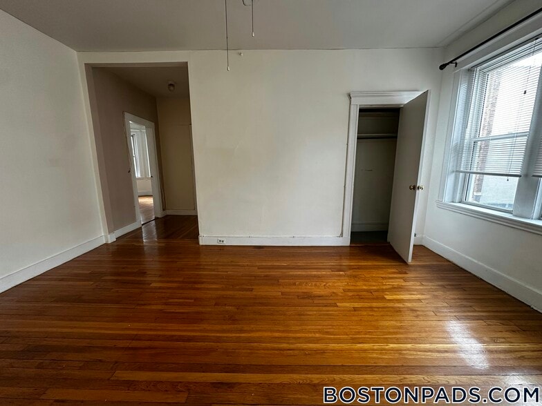 Building Photo - 229 Kelton St