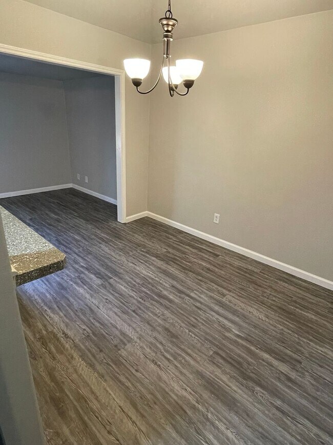 Building Photo - 3 BEDROOM 2 BATHROOM HOUSE IN DENTON