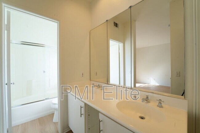 Building Photo - 27879 Skycrest Cir Dr