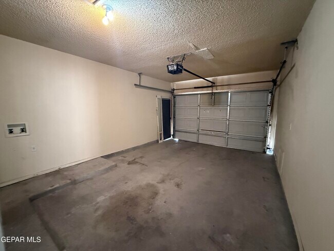 Building Photo - 12118 Royal Woods Dr