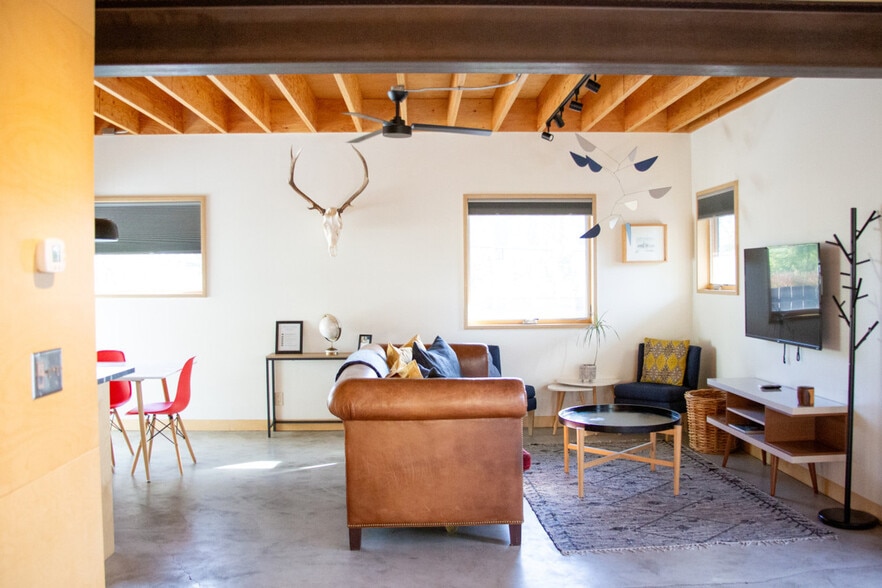 Primary Photo - 602 N Willson Ave