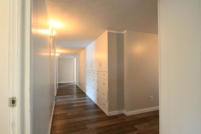 Building Photo - Updated Classic - Mid Century 4/2 2600 sf. All one level.