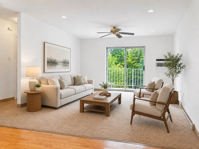 Building Photo - 25 Greentree Ln