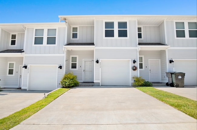 Primary Photo - 3 bed gated community home with community ...