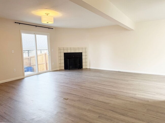 Building Photo - Exceptional 3-bedroom, 2.5-bathroom end unit townhouse located in Arvada